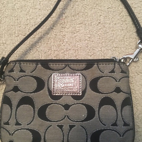 Host Pick 💕 AUTHENTIC Coach Wristlet Signature Canvas - Picture 8 of 11